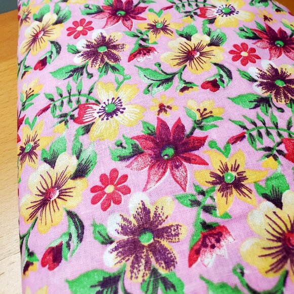 COTTON FABRIC FLORAL PRINT NEW 132" x 37" PINK RED YELLOW GREEN SEWING QUILT - Picture 5 of 6
